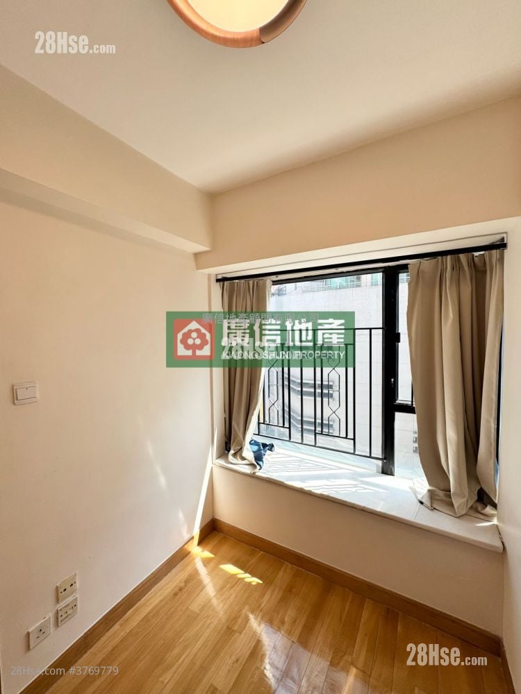 Legend Court Sell 2 Bedrooms , 1 Bathroom 307 ft²