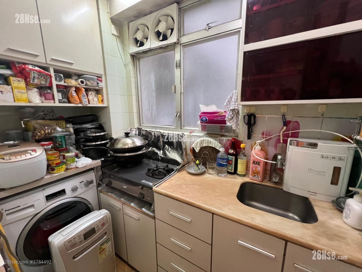 Beverly Court Sell 2 Bedrooms , 1 Bathroom 376 ft²