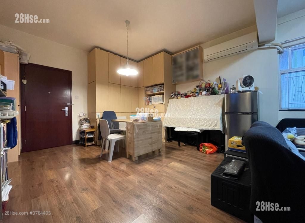 Yan On Building Sell 3 Bedrooms , 1 Bathroom 771 ft²