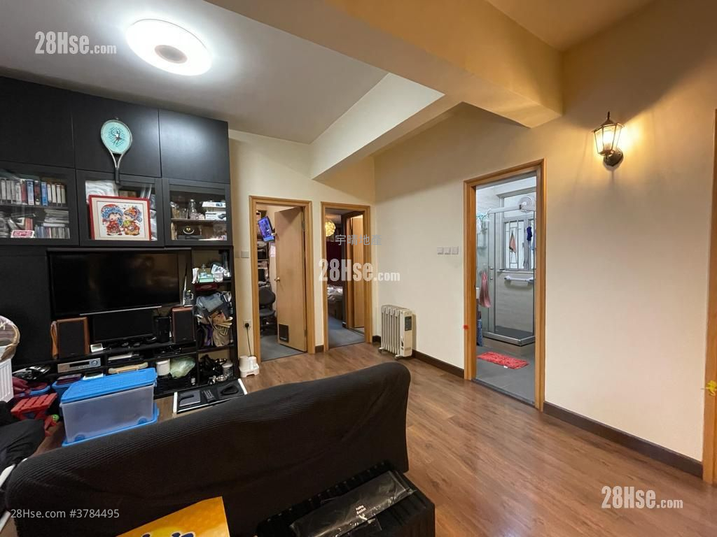 Yan On Building Sell 3 Bedrooms , 1 Bathroom 771 ft²