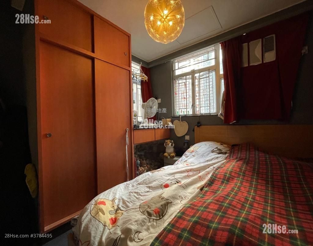 Yan On Building Sell 3 Bedrooms , 1 Bathroom 771 ft²