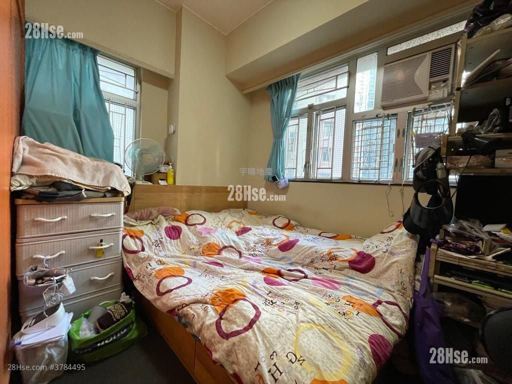 Yan On Building Sell 3 Bedrooms , 1 Bathroom 771 ft²