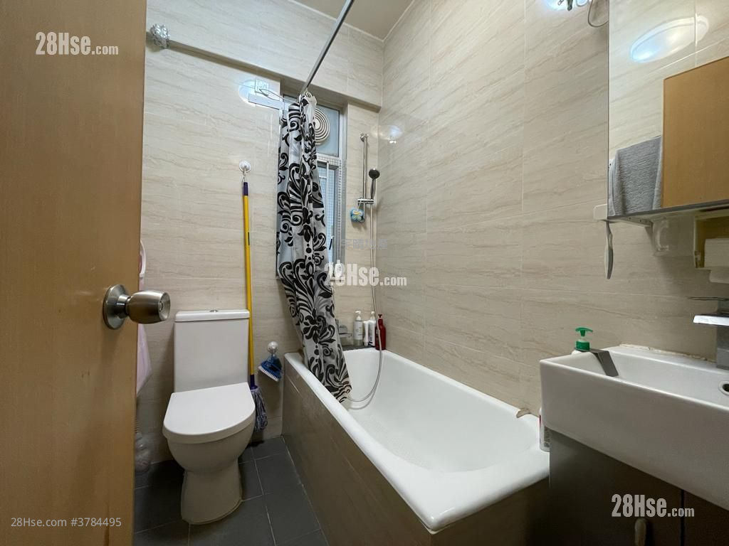 Yan On Building Sell 3 Bedrooms , 1 Bathroom 771 ft²