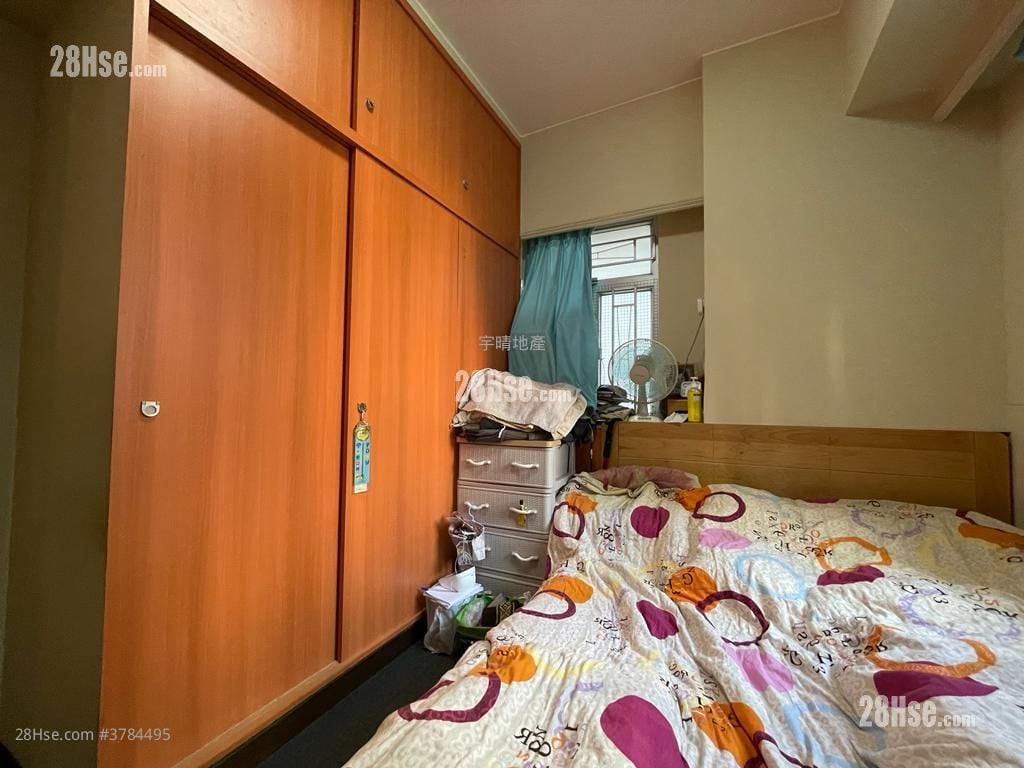 Yan On Building Sell 3 Bedrooms , 1 Bathroom 771 ft²