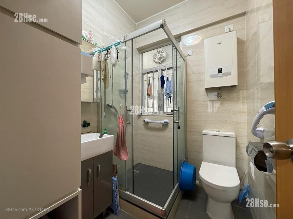 Yan On Building Sell 3 Bedrooms , 1 Bathroom 771 ft²