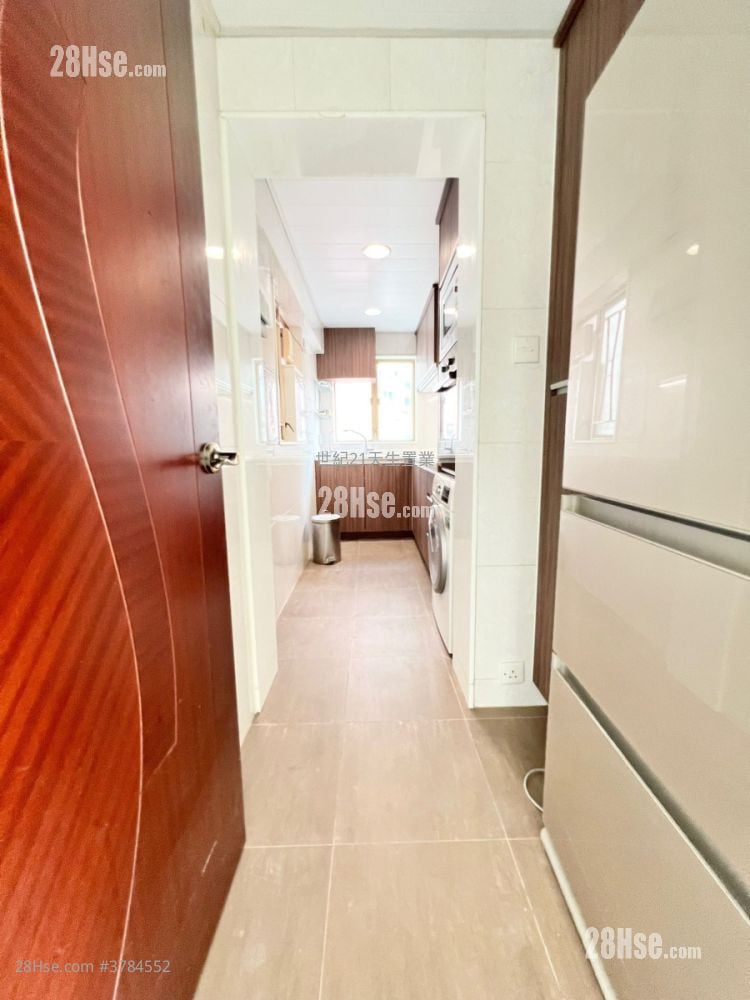 Hong Kong Gold Coast Sell 4 Bedrooms , 2 Bathrooms 1,070 ft²