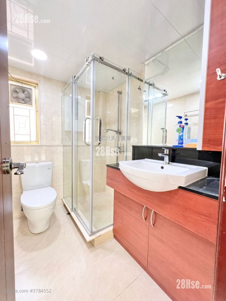 Hong Kong Gold Coast Sell 4 Bedrooms , 2 Bathrooms 1,070 ft²