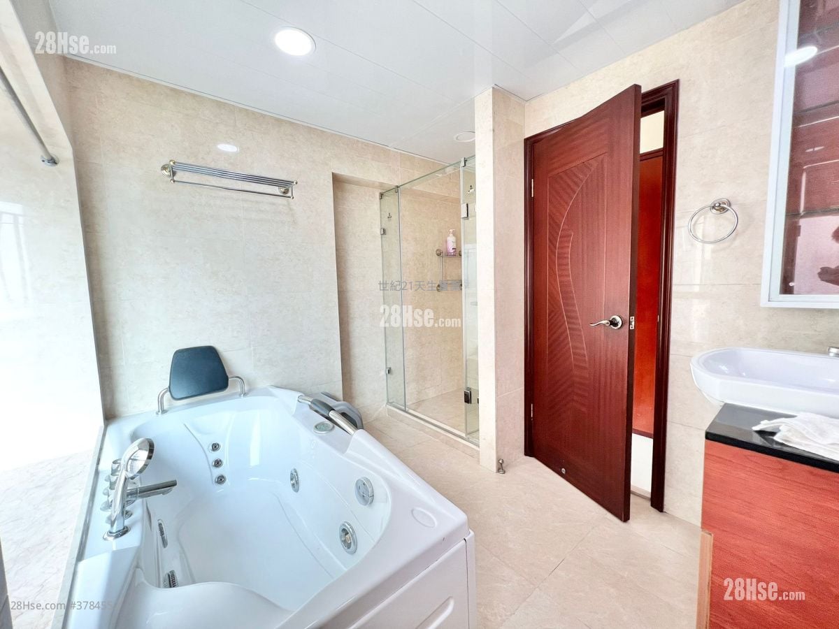 Hong Kong Gold Coast Sell 4 Bedrooms , 2 Bathrooms 1,070 ft²