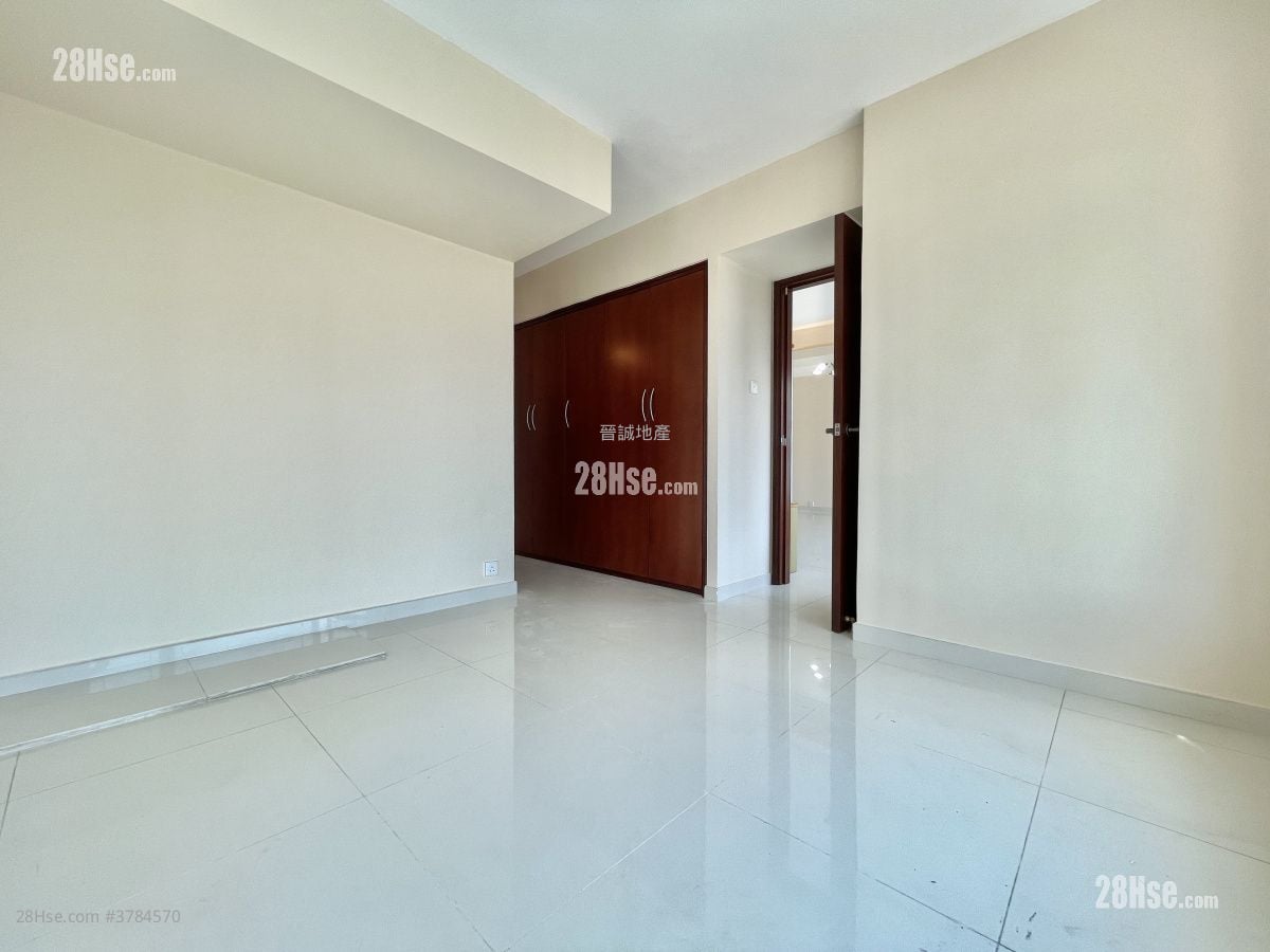 Hong Kong Gold Coast Sell 1,070 ft²