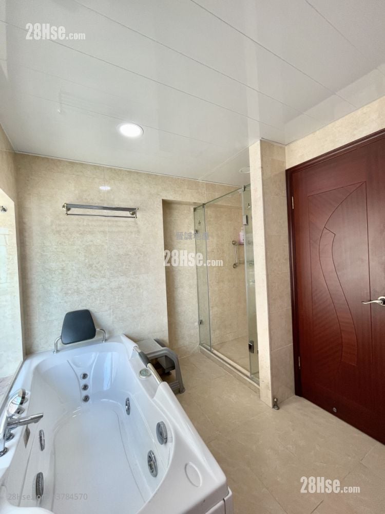 Hong Kong Gold Coast Sell 1,070 ft²