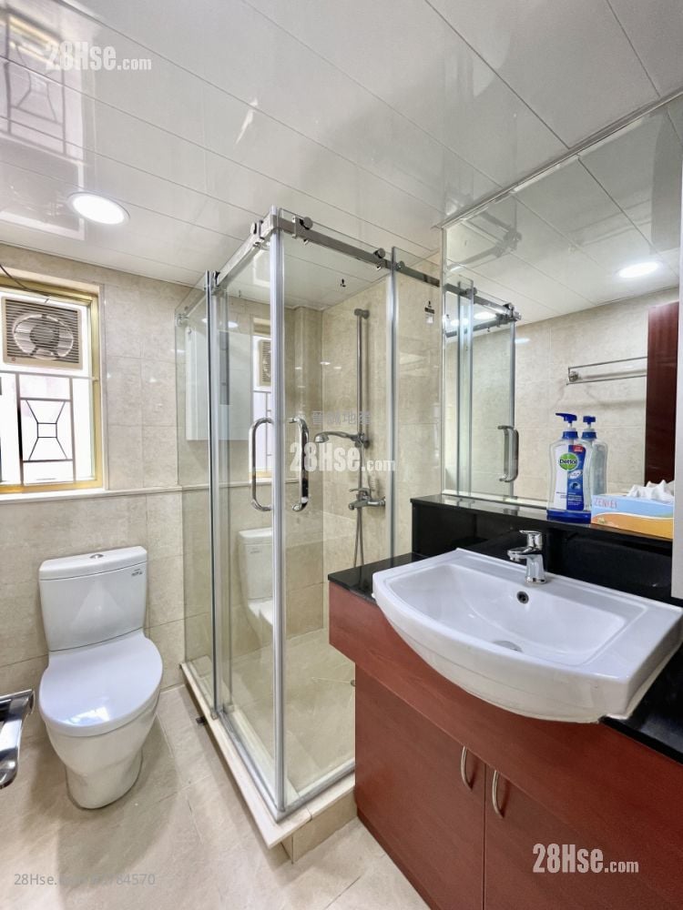 Hong Kong Gold Coast Sell 1,070 ft²