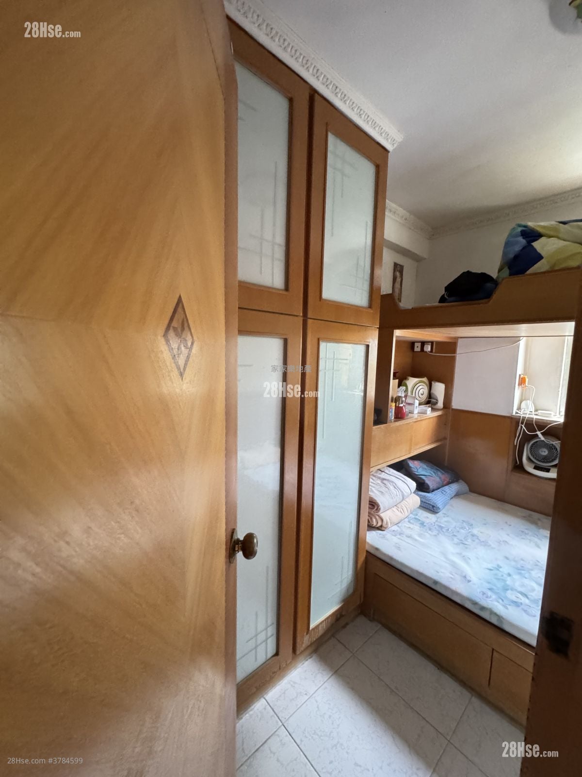 Wing Fok Centre Sell 3 Bedrooms , 1 Bathroom