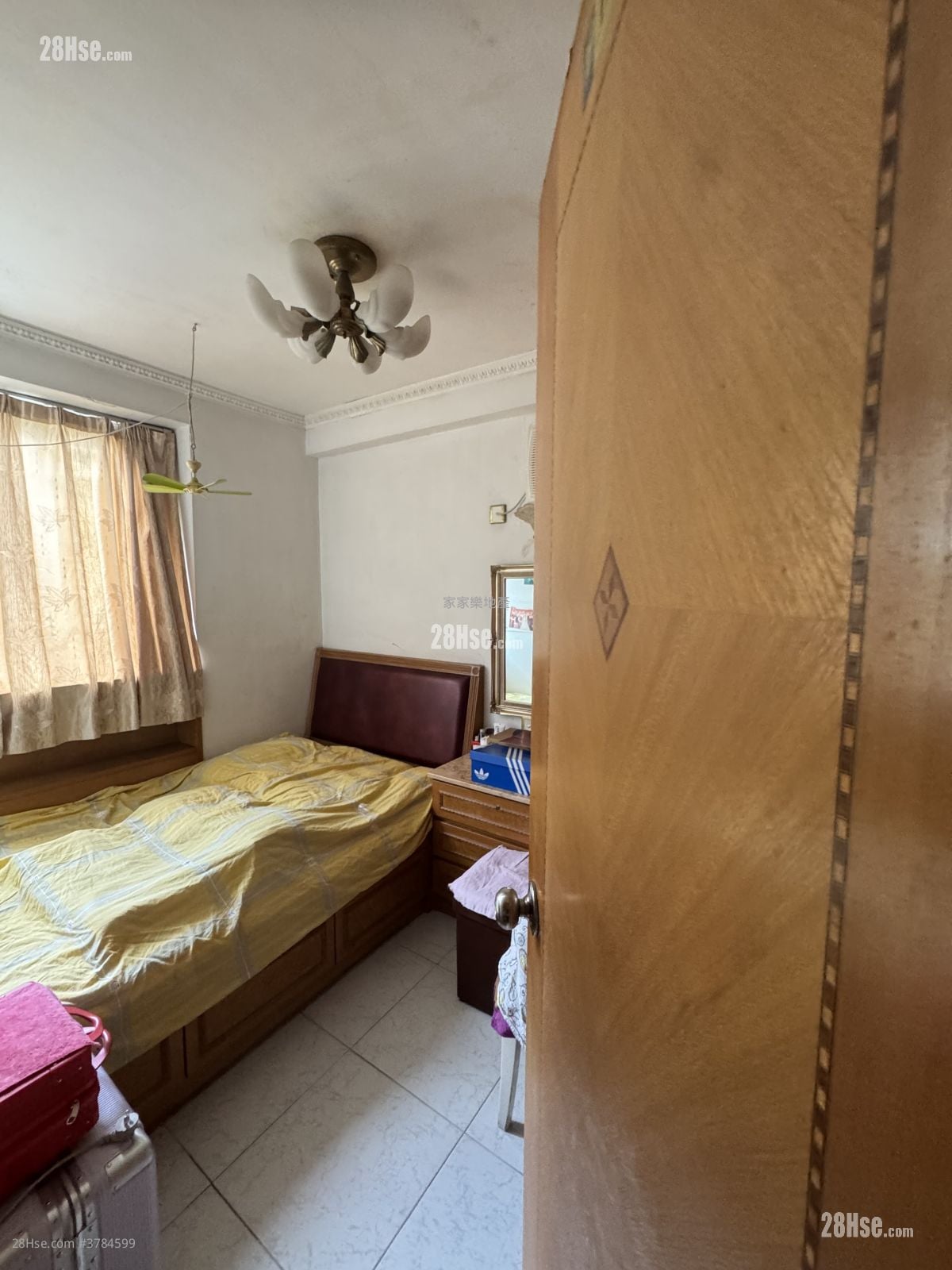 Wing Fok Centre Sell 3 Bedrooms , 1 Bathroom