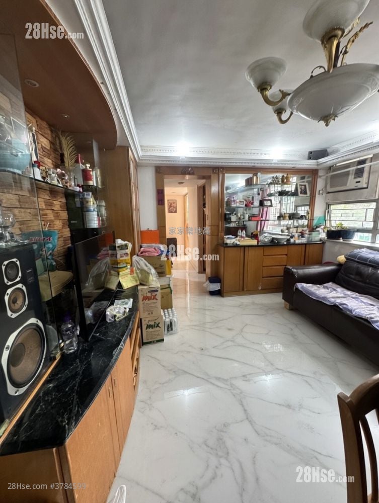 Wing Fok Centre Sell 3 Bedrooms , 1 Bathroom