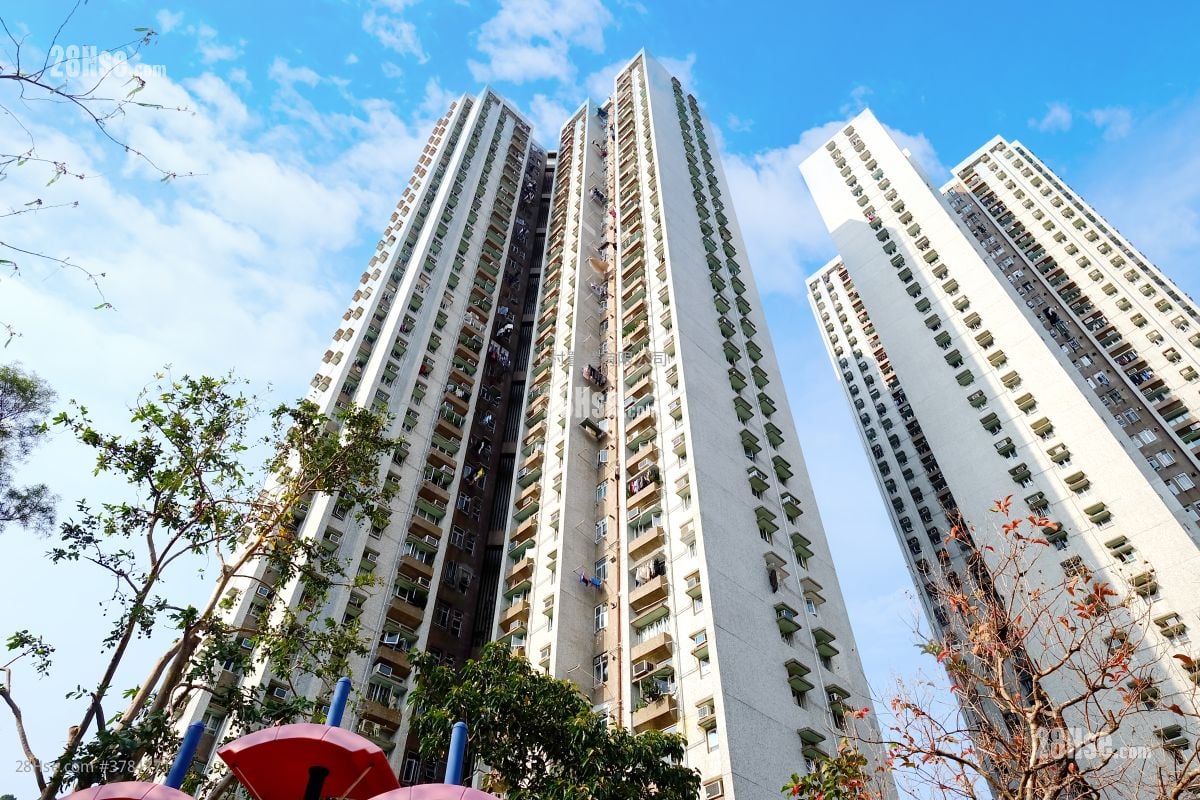 building outlook: Ching Wah Court Sell 3 Bedrooms , 1 Bathroom 645 ft²
