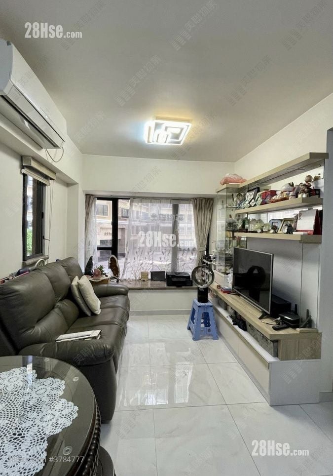 living room: Scenic Garden Sell 2 Bedrooms , 1 Bathroom 480 ft²