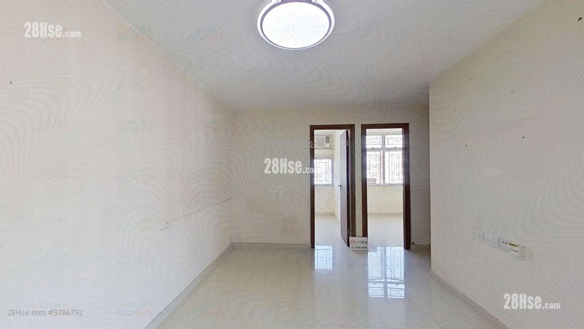 living room: Tsing Yi Estate Sell 2 Bedrooms , 1 Bathroom 375 ft²