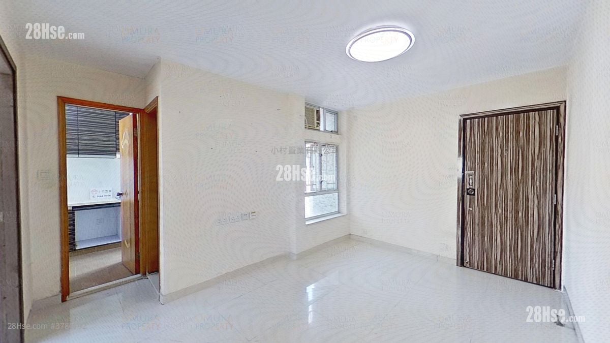 living room: Tsing Yi Estate Sell 2 Bedrooms , 1 Bathroom 375 ft²