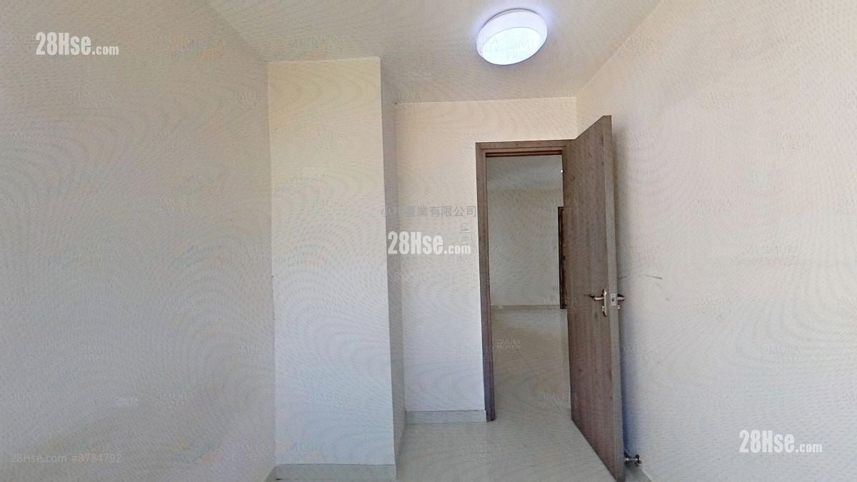 master room: Tsing Yi Estate Sell 2 Bedrooms , 1 Bathroom 375 ft²