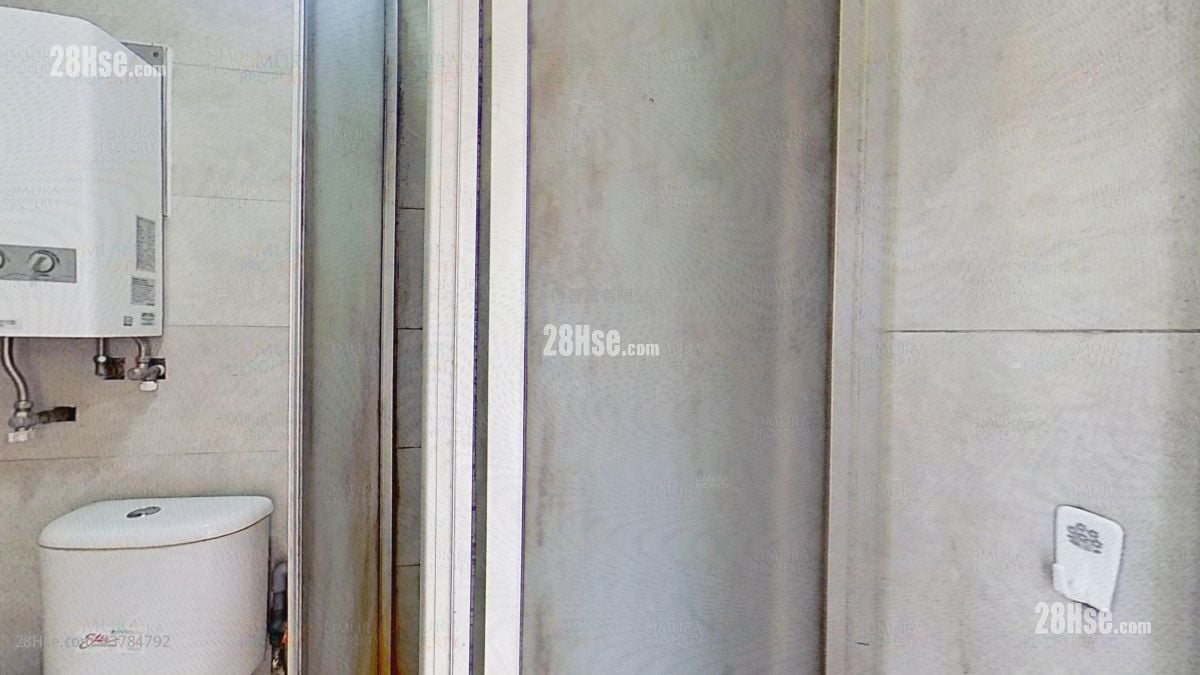 bathroom: Tsing Yi Estate Sell 2 Bedrooms , 1 Bathroom 375 ft²