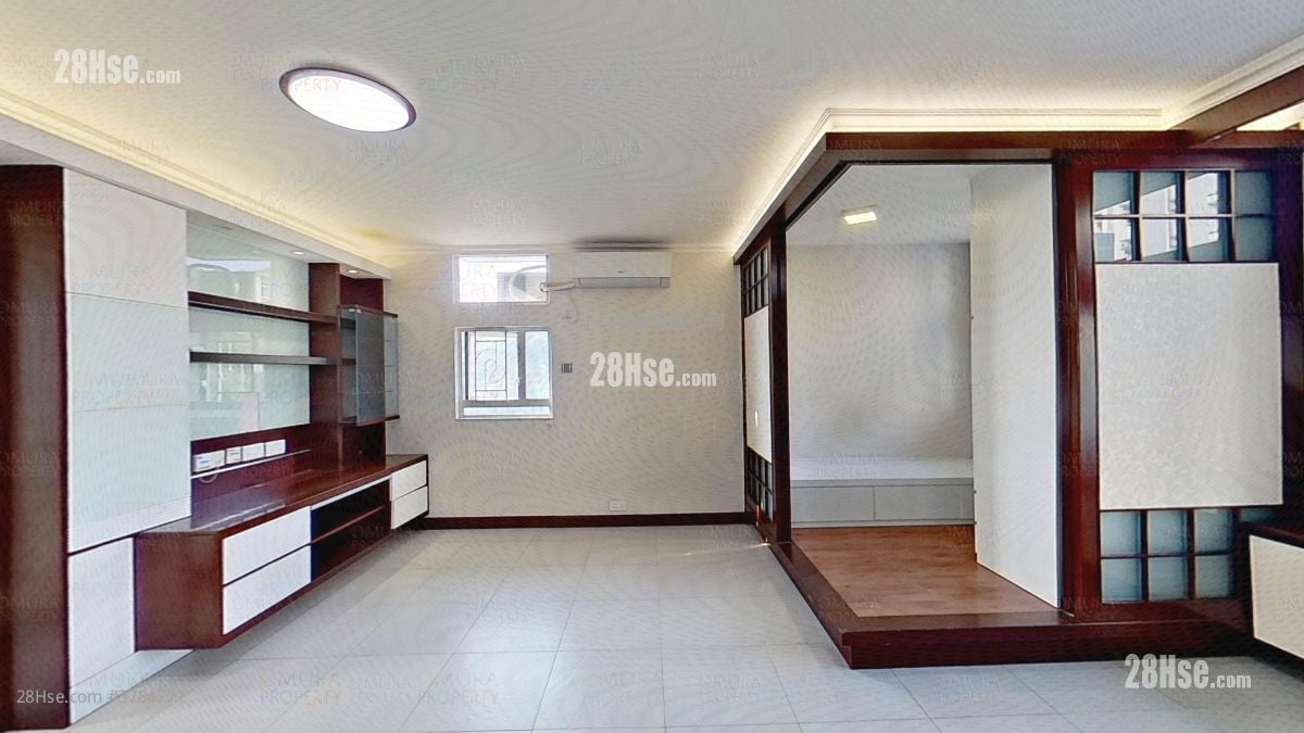 living room: Ching Wah Court Sell 3 Bedrooms , 1 Bathroom 645 ft²