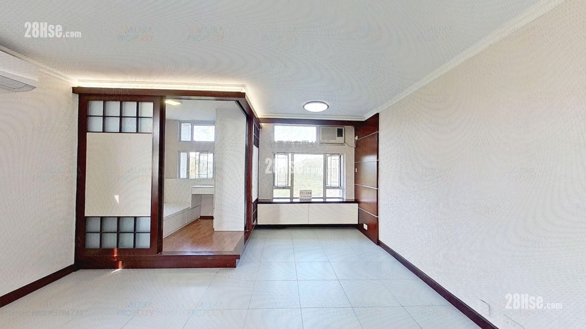 living room: Ching Wah Court Sell 3 Bedrooms , 1 Bathroom 645 ft²