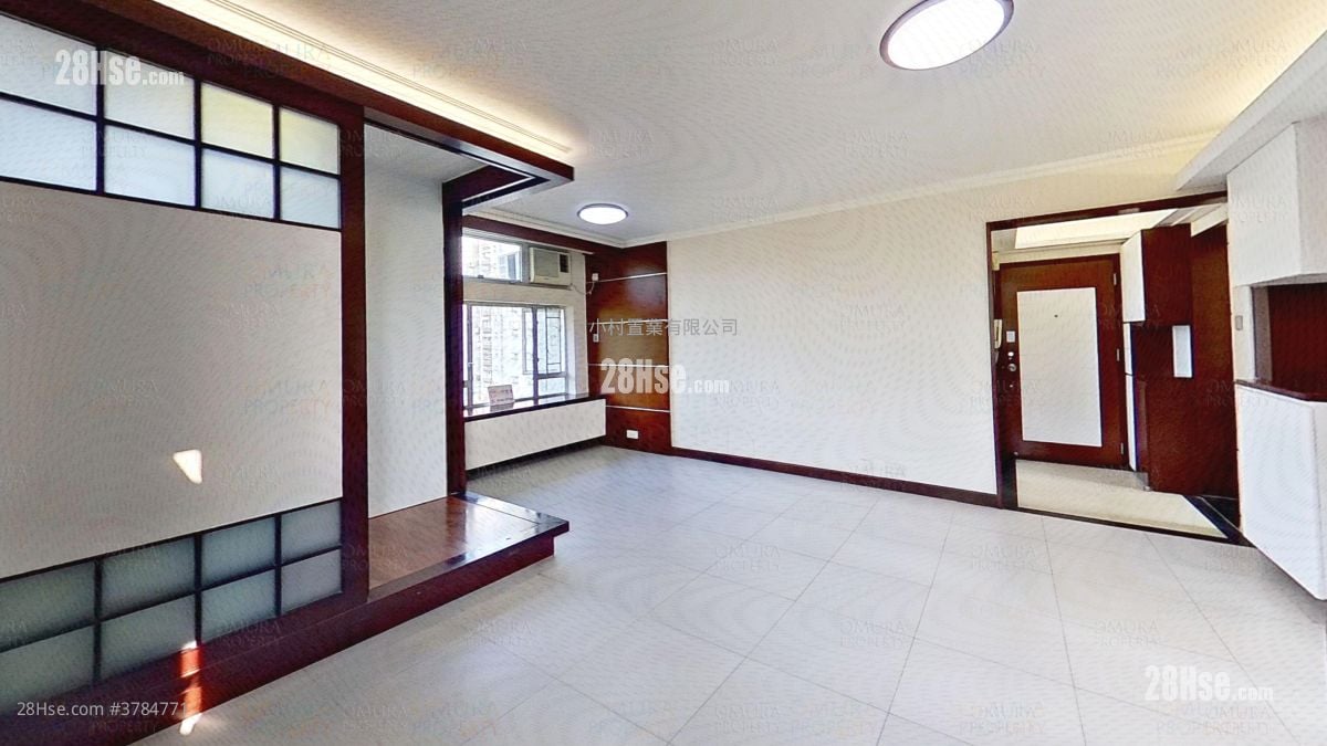 living room: Ching Wah Court Sell 3 Bedrooms , 1 Bathroom 645 ft²