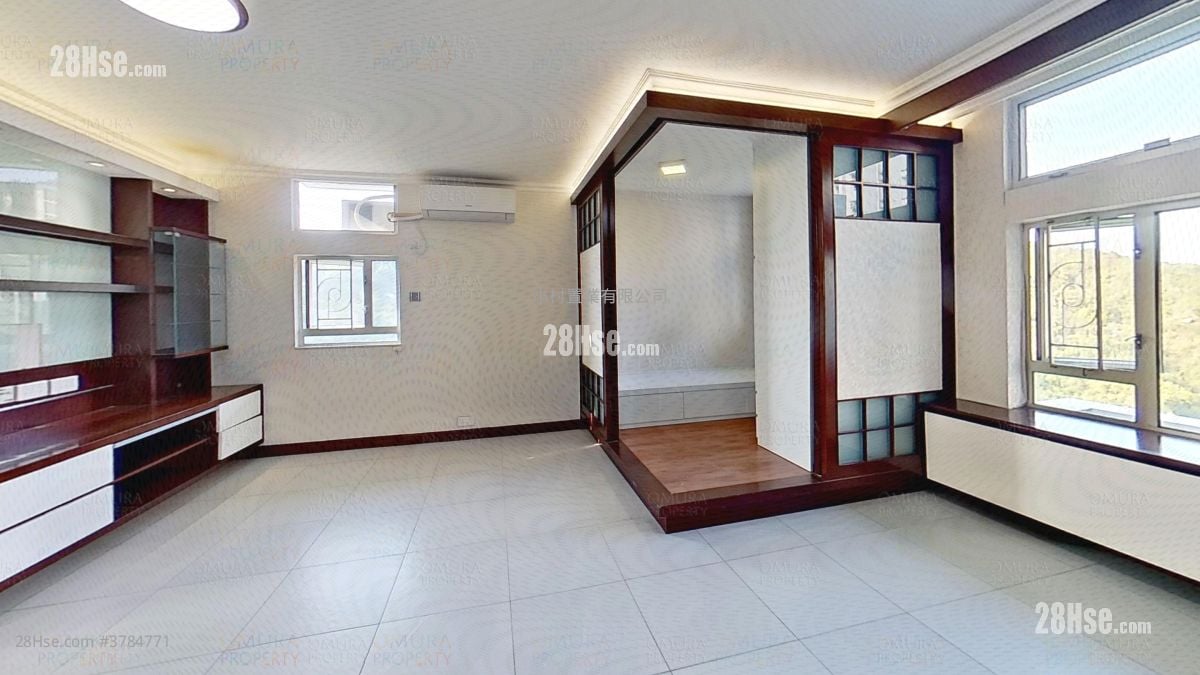 living room: Ching Wah Court Sell 3 Bedrooms , 1 Bathroom 645 ft²
