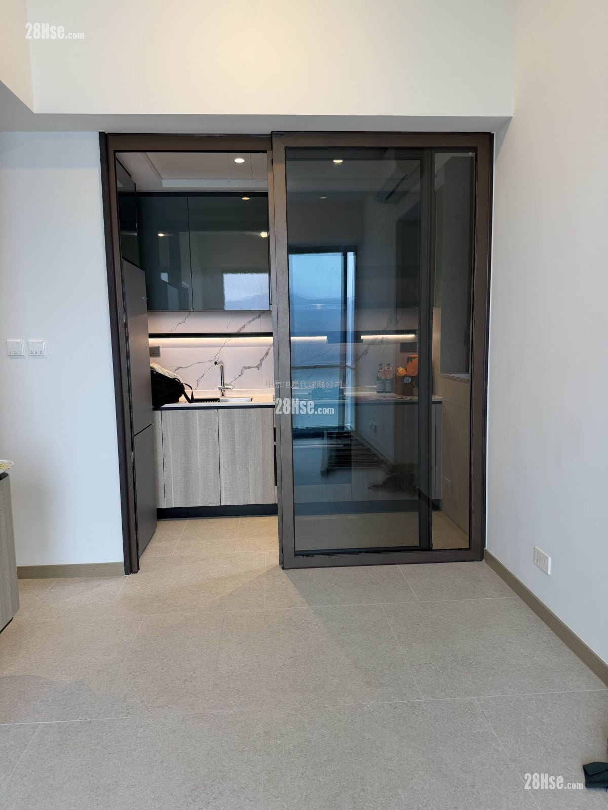 自己裝修改為水晶廚房