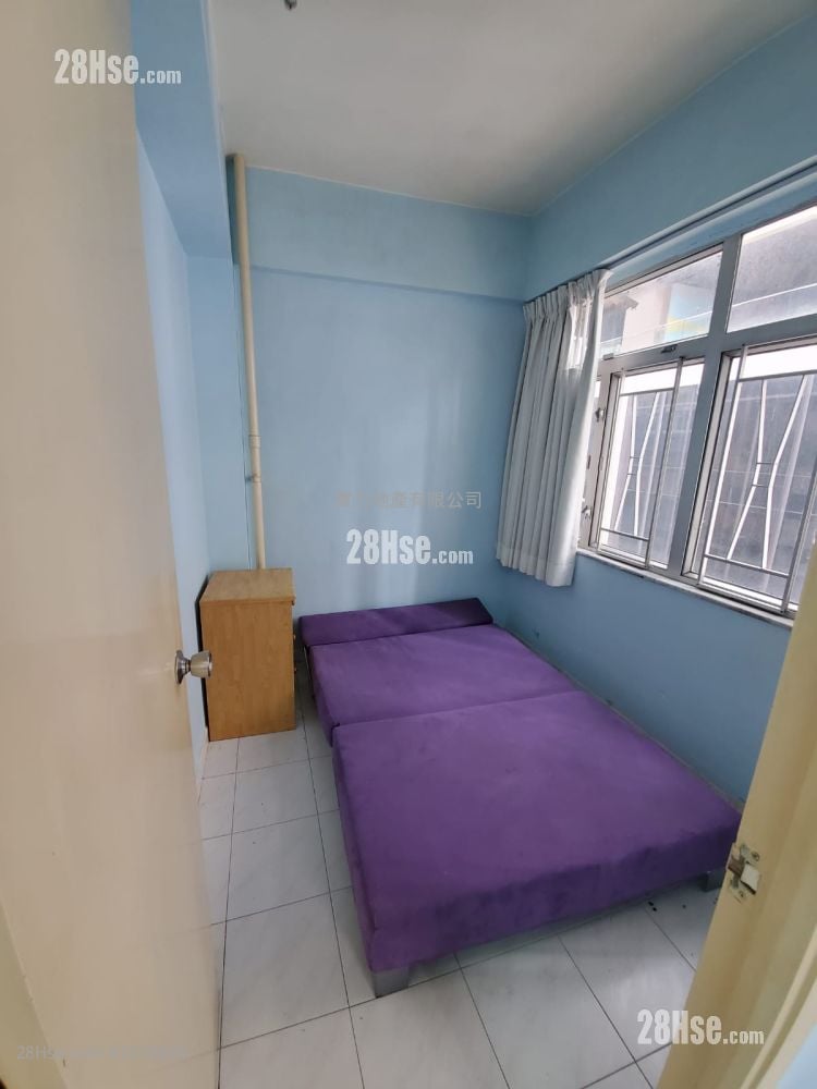 Sai Wan New Apartments Sell 3 Bedrooms , 1 Bathroom 420 ft²