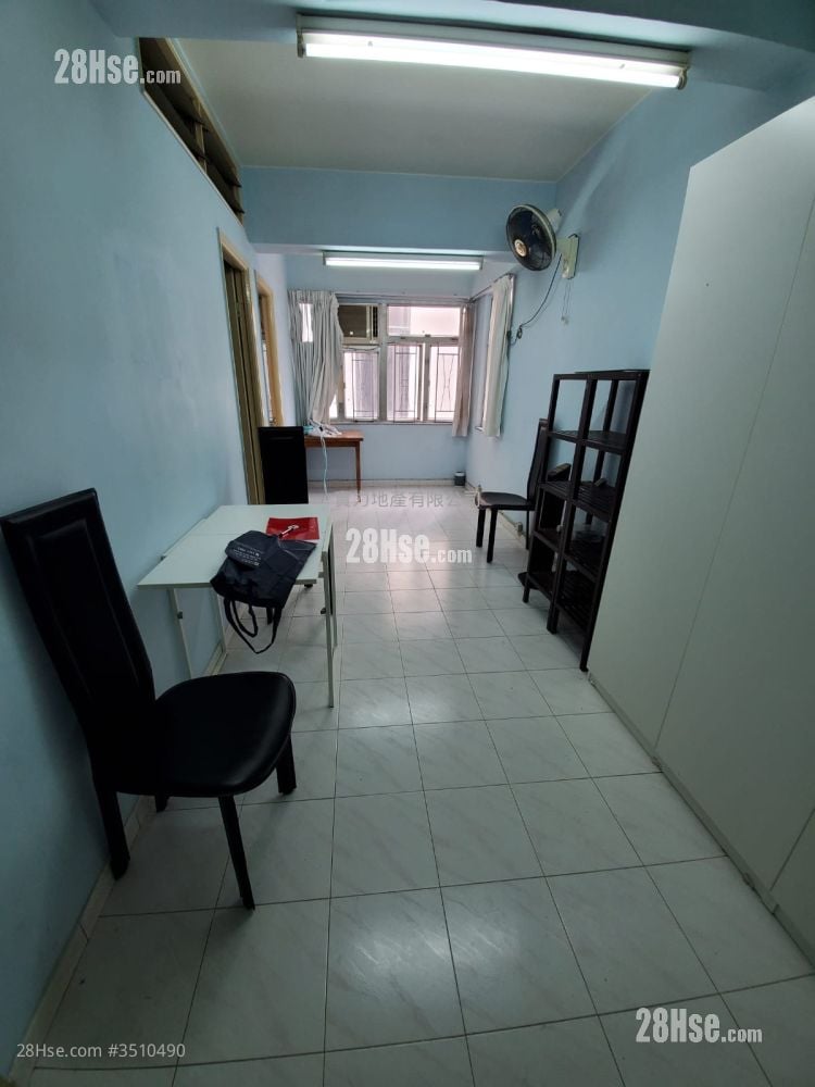 Sai Wan New Apartments Sell 3 Bedrooms , 1 Bathroom 420 ft²