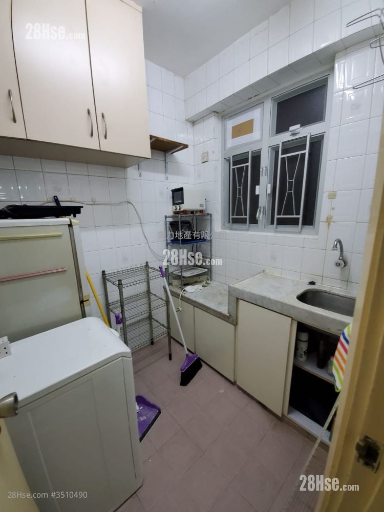 Sai Wan New Apartments Sell 3 Bedrooms , 1 Bathroom 420 ft²