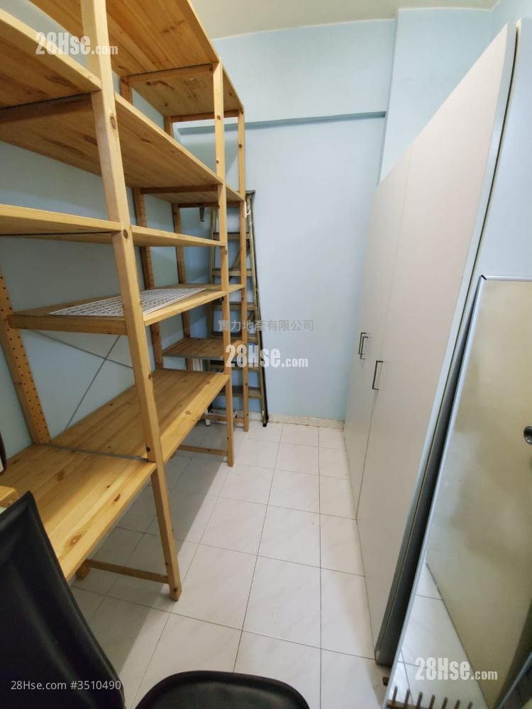 Sai Wan New Apartments Sell 3 Bedrooms , 1 Bathroom 420 ft²