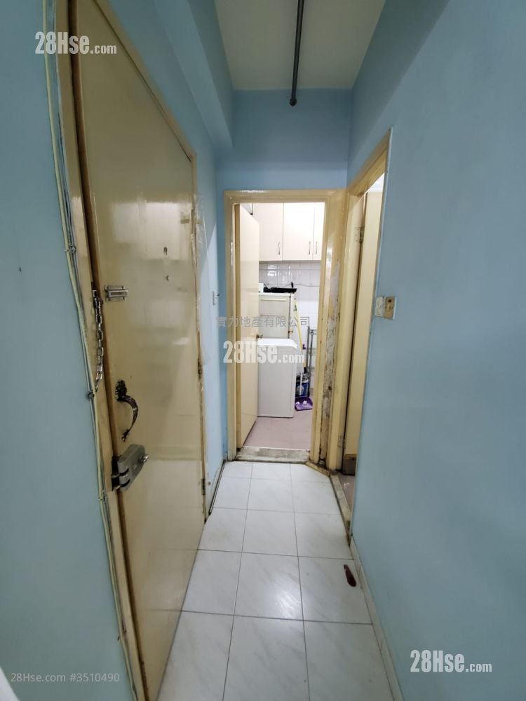 Sai Wan New Apartments Sell 3 Bedrooms , 1 Bathroom 420 ft²