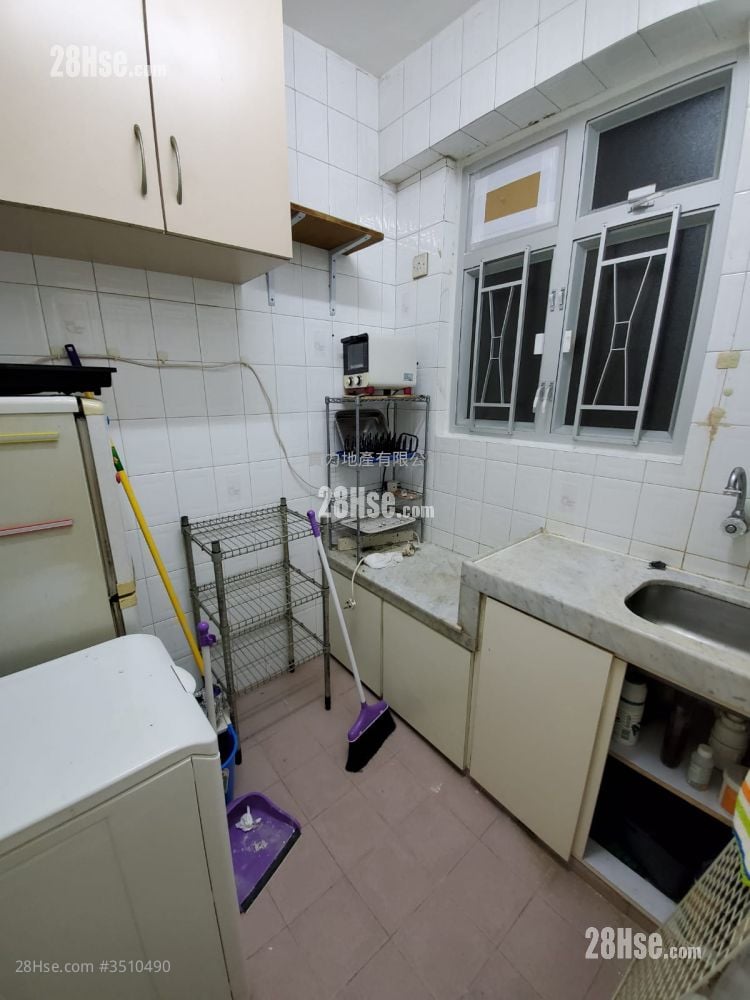 Sai Wan New Apartments Sell 3 Bedrooms , 1 Bathroom 420 ft²