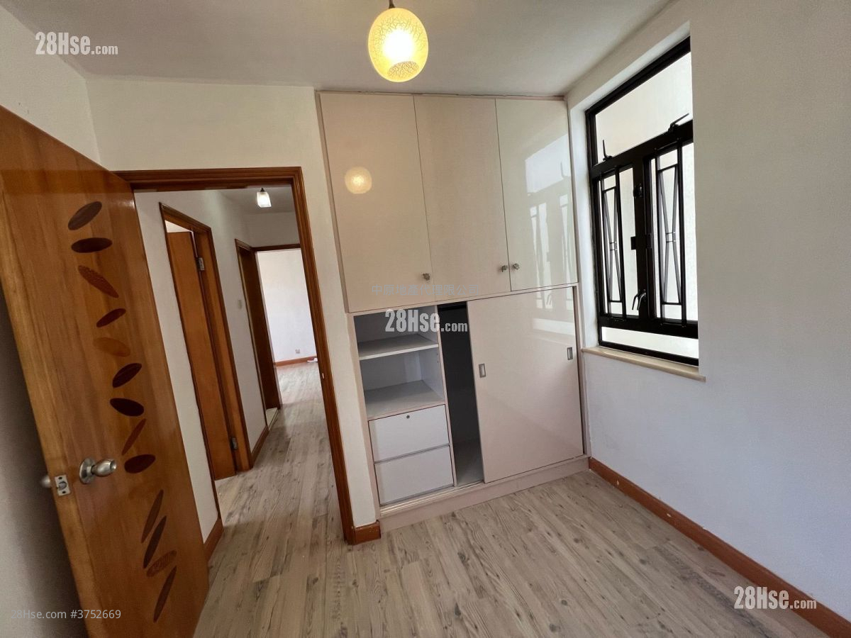 Luk Yeung Sun Chuen Sell 2 Bedrooms , 1 Bathroom 451 ft²
