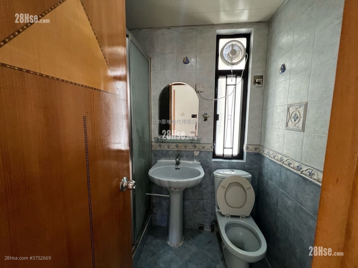 Luk Yeung Sun Chuen Sell 2 Bedrooms , 1 Bathroom 451 ft²