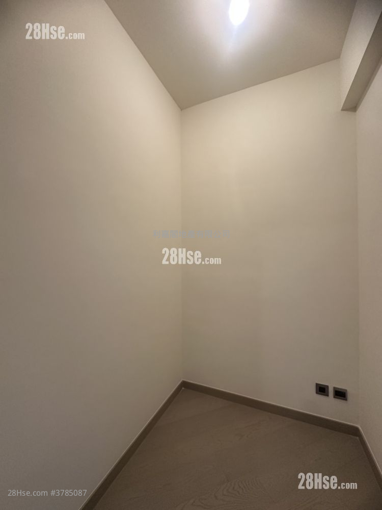 Pano Harbour Rental 781 ft²