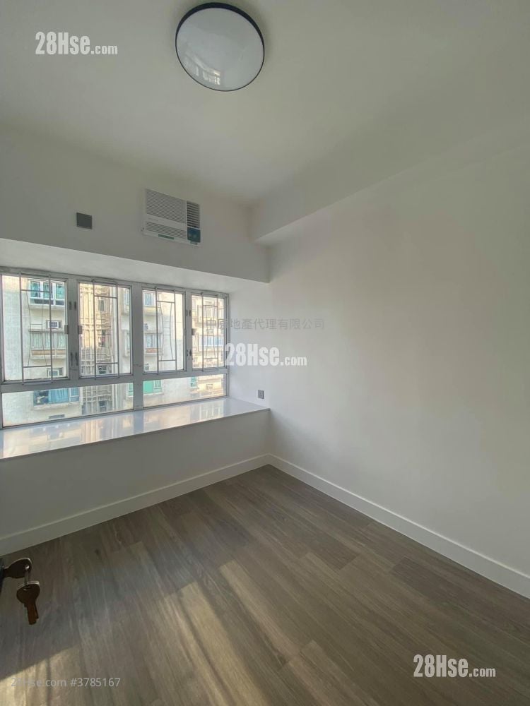 Kam Wah Garden Sell 2 Bedrooms 353 ft²