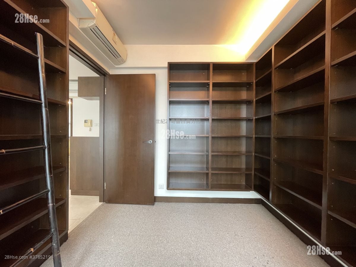 Hillview Court Sell 4 Bedrooms , 3 Bathrooms 1,104 ft²