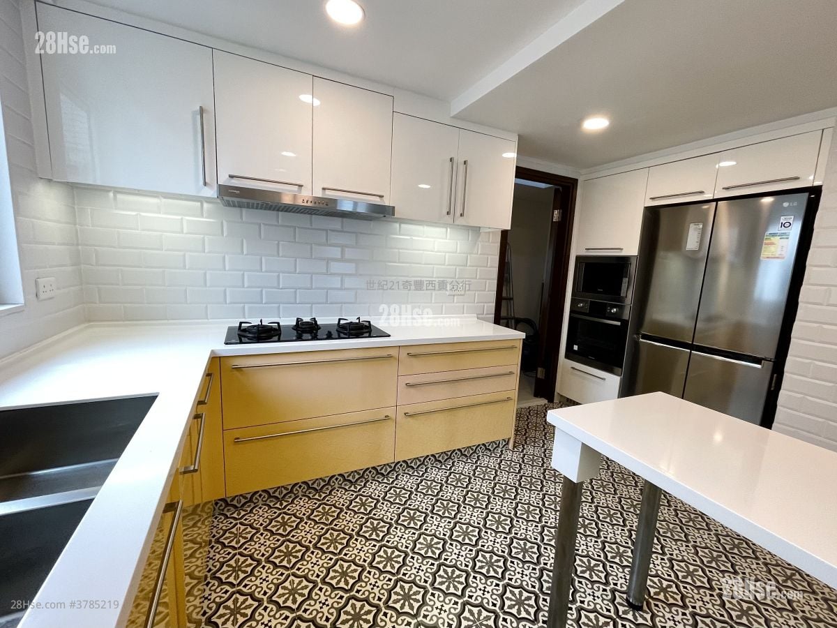 Hillview Court Sell 4 Bedrooms , 3 Bathrooms 1,104 ft²