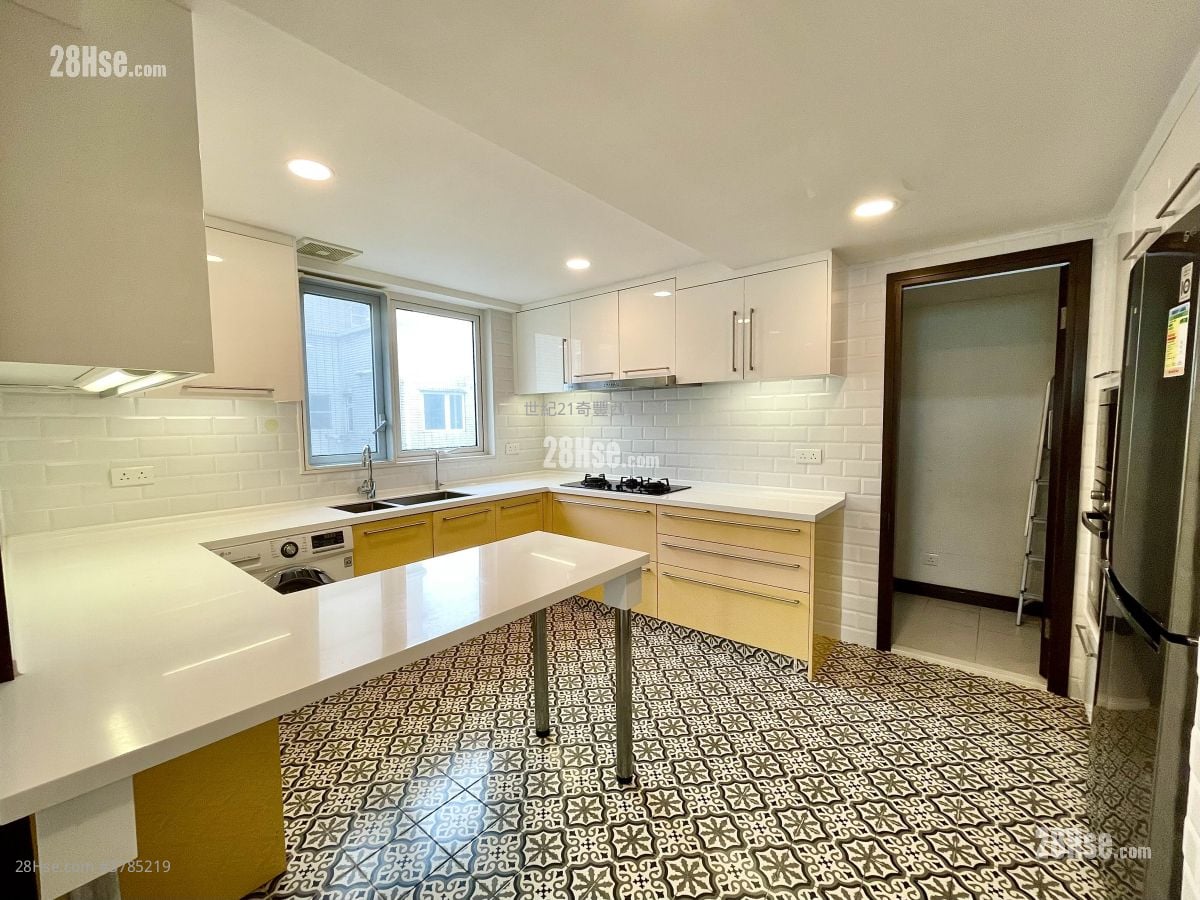 Hillview Court Sell 4 Bedrooms , 3 Bathrooms 1,104 ft²