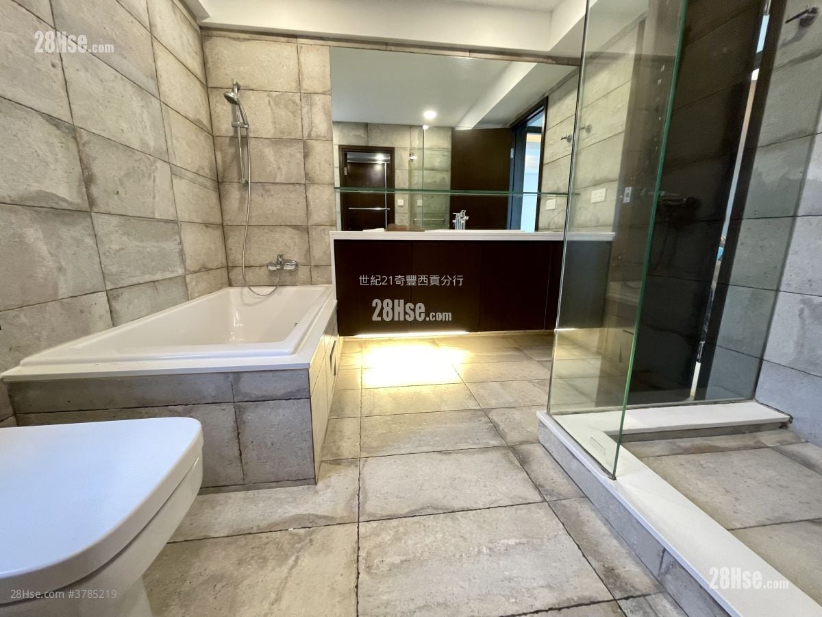 Hillview Court Sell 4 Bedrooms , 3 Bathrooms 1,104 ft²