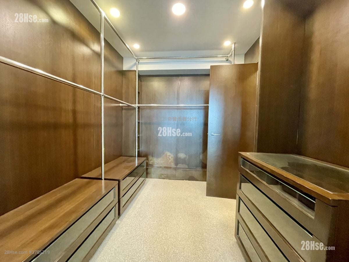 Hillview Court Sell 4 Bedrooms , 3 Bathrooms 1,104 ft²