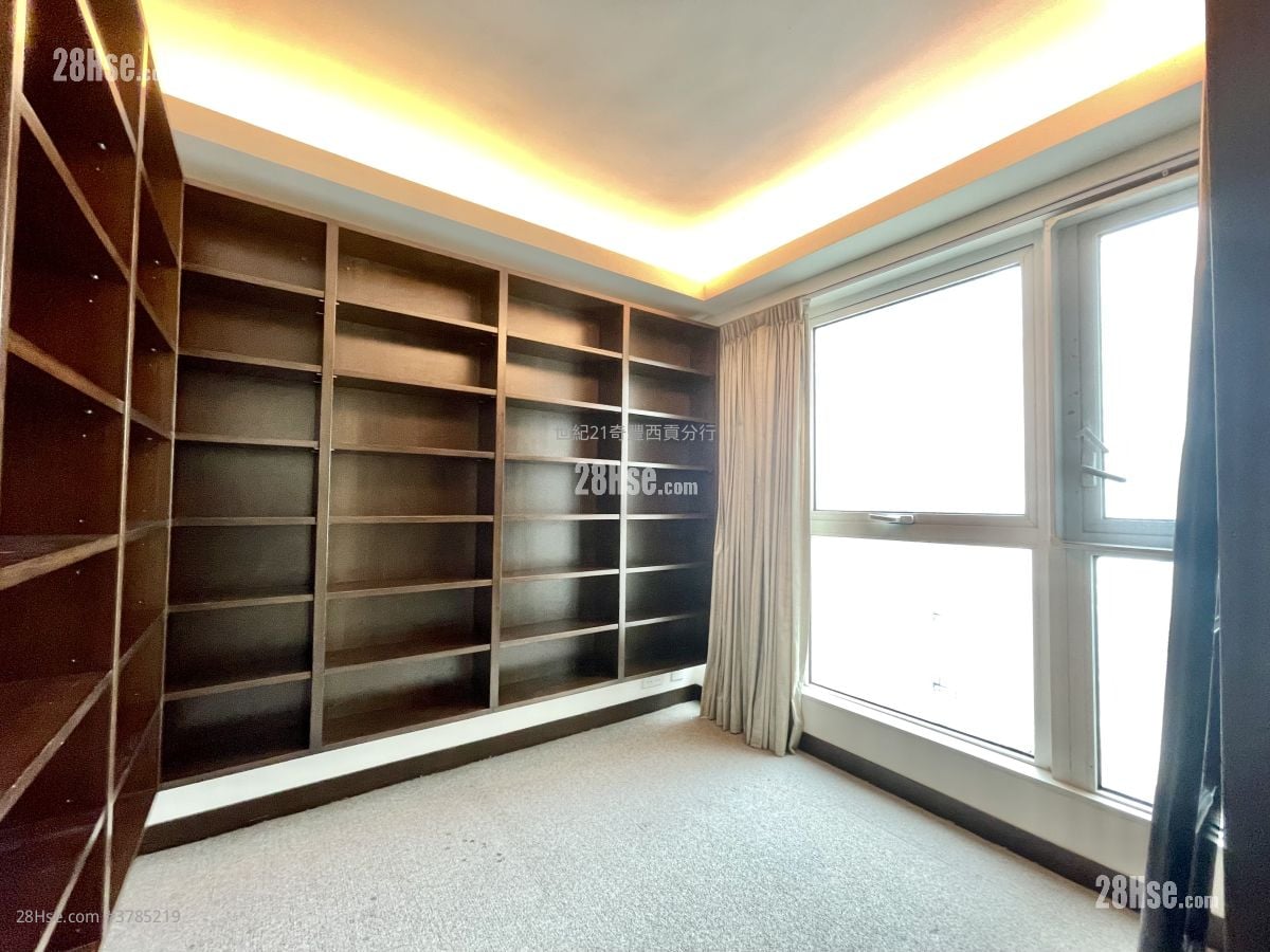 Hillview Court Sell 4 Bedrooms , 3 Bathrooms 1,104 ft²