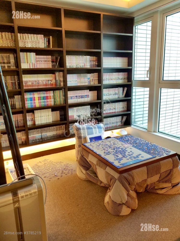 Hillview Court Sell 4 Bedrooms , 3 Bathrooms 1,104 ft²