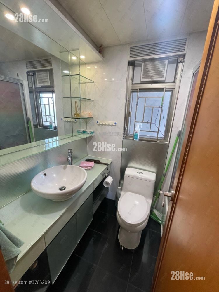 Yoho Town Sell 3 Bedrooms , 1 Bathroom 516 ft²