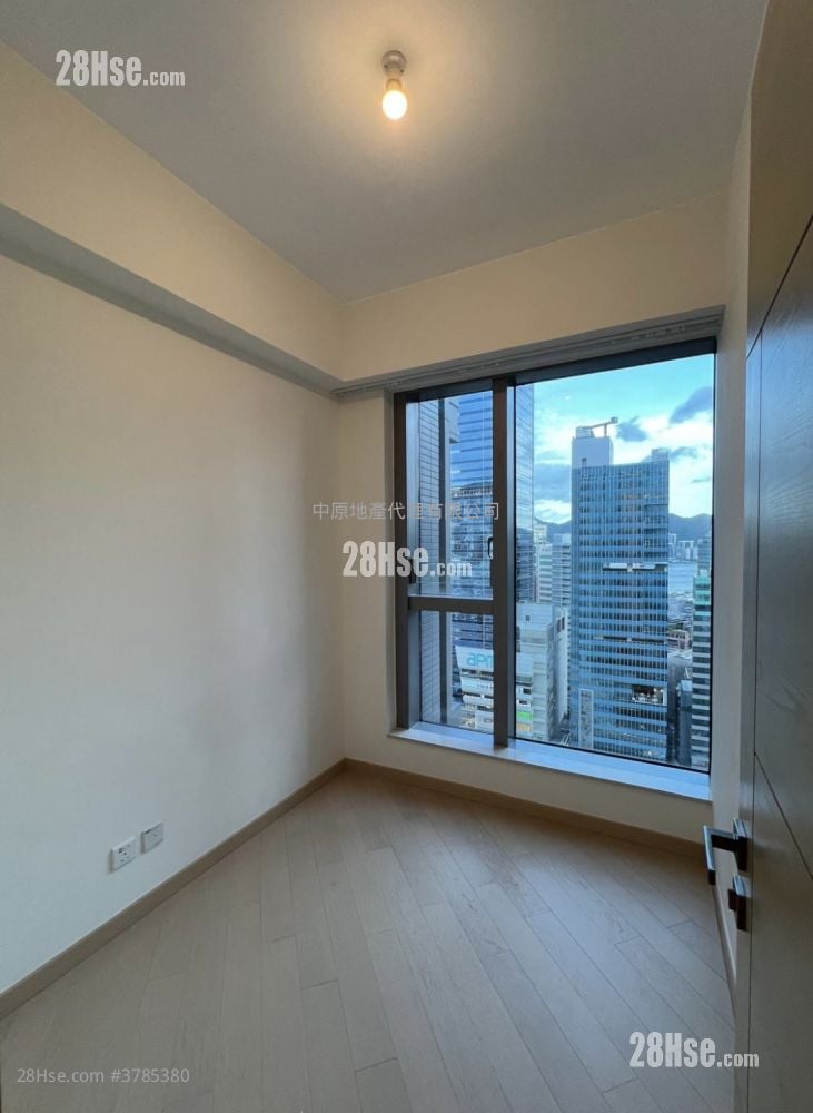 Grand Central Sell 2 Bedrooms , 1 Bathroom 595 ft²