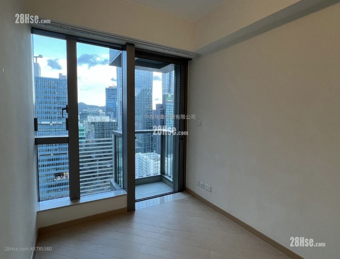 Grand Central Sell 2 Bedrooms , 1 Bathroom 595 ft²