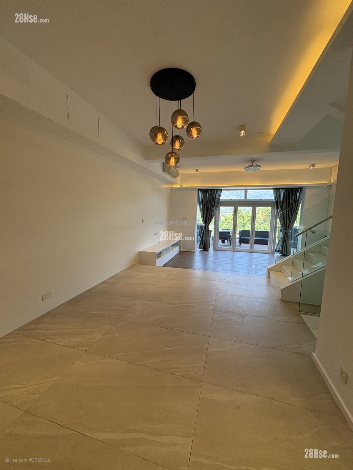 The Beverly Hills Sell 4 Bedrooms , 2 Bathrooms 1,902 ft²